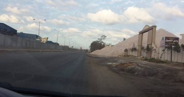 بالصور.. تشوينات تلال الملح تعوق المرور بطريق ميناء دمياط - رأس البر