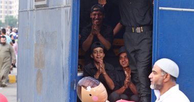 العيد فى سيارات الأمن المركزى.. فرحة المجندين رغم البعد عن الأهل
