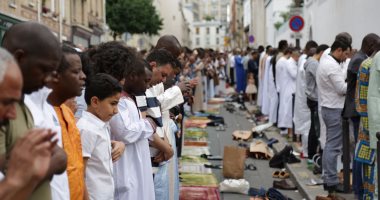 بالصور.. مسلمو فرنسا يؤدون صلاة عيد الفطر  بمسجد باريس الكبير
