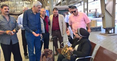 رئيس هيئة السكة الحديد يتفقد محطة مصر ويتابع حركة القطارات
