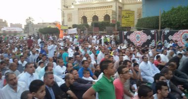 آلاف المصلون يؤدون صلاة عيد الفطر بساحات الأزهر والحسين 