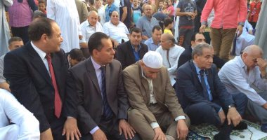 بالصور.. وزير التموين يؤدى صلاة العيد بمسقط رأسه بأبوكبير بالشرقية