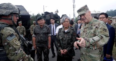 بالصور.. وزيرة خارجية كوريا الجنوبية تزور فرقة المشاه المشتركة مع أمريكا