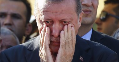 الليرة التركية تتراجع 19% مقابل الدولار فور إعلان ترامب العقوبات على أنقرة