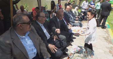 محافظ القاهرة يتناول "كحك العيد" خلال افتتاحه حديقة الأسرة