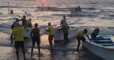  إنقاذ 16 شخصا من الغرق وتسليم 8 أطفال تائهين لذويهم برأس البر