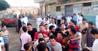 بالفيديو والصور.. "السيلفى" عنوان احتفال محمد صلاح بالعيد مع شباب الغربية