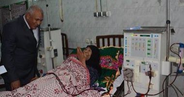 بالصور.. محافظ الوادى الجديد يزور مرضى مسستشفى الداخلة ويهنئهم بالعيد