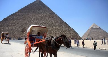 بالصور.. إقبال المصريين والأجانب على الأهرامات وأبو الهول فى ثانى أيام العيد