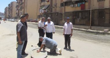بالصور.. رئيس حى الضواحى ببورسعيد يتابع رفع مياه الصرف بمنطقة الأمل الجديدة