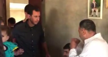 بالفيديو.. بشار الأسد يزور أحد مصابى الحرب بمنزله بقرية تل أعفر بريف حماة
