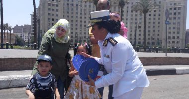 بالصور.. "أمن القاهرة" يوزع "كاب" المديرية للأطفال لتهنئتهم بعيد الفطر