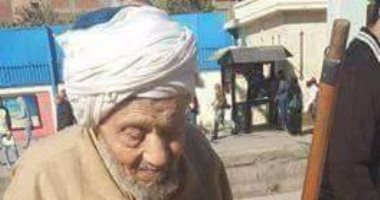"صبر أيوب"..حكاية مسن يبلغ من العمر 84 عاما يمسح السلالم للحصول على قوت يومه