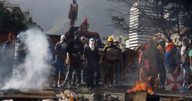 رويترز: رجال فى زى عسكرى يعلنون بدء انتفاضة فى مدينة بفنزويلا