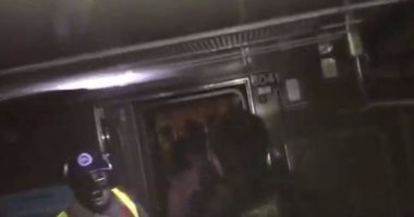 بالفيديو والصور.. إصابة 3 وإجلاء المئات بعد خروج قطار عن مساره بنيويورك