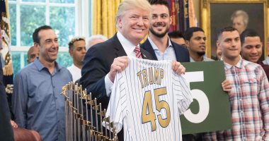بالصور.. ترامب يحصل على قميص رقم 45 لفريق البيسبول "شيكاغو كوبس"