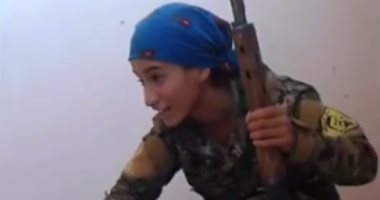 بالفيديو.. مقاتلة كردية ترد على رصاص داعش بضحك هستيرى
