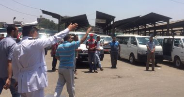 نشر الخدمات الأمنية بمواقف سيارات القاهرة لمنع التلاعب فى تعريفة الركوب 