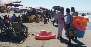 بالصور.. آلاف المصطافين على شاطئ بورسعيد في تحدى لظهور قنديل البحر 