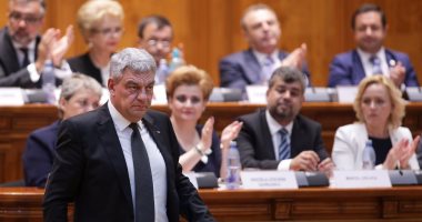 بالصور.. رئيس وزراء رومانيا يحضر تصويت البرلمان على سحب الثقة من حكومته