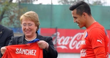 رئيسة تشيلي تهنئ منتخب بلادها بالتأهل لنهائى كأس القارات