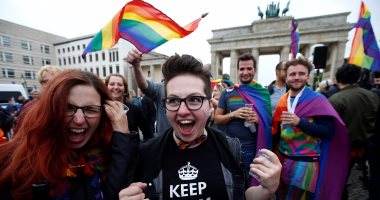 بالصور..المثليون فى ألمانيا يحتفلون بإقرار البرلمان قانون يجيز زواجهم