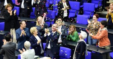 بالصور.. البرلمان الألمانى يقر قانونا يسمح للمثليين بالزواج