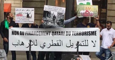 بالصور.. تظاهر ليبيين أمام سفارة قطر بفرنسا احتجاجا على دعم الدوحة للإرهاب