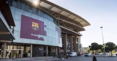 بالصور.. برشلونة يزيل اسم قطر من ملعبه