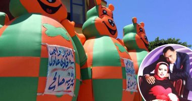 بالصور.. موظف يعتذر لخطيبته بـ"البالون شو" أمام مبنى حى ضواحى بور سعيد