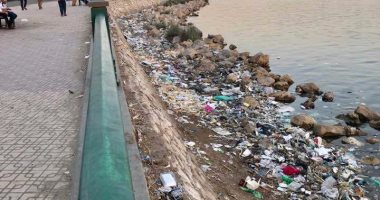 قارئ يرصد انتشار القمامة فى فرع نهر النيل بدمياط