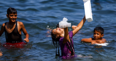بالصور.. "ضحك وعوم ولعب" شعار أطفال فلسطين على شواطئ البحر المتوسط