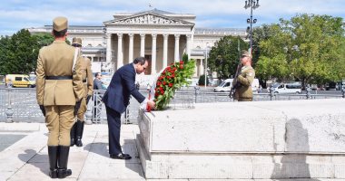 السيسي يستهل نشاطه فى المجر بوضع إكليل الزهور على النصب التذكارى