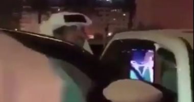 بالفيديو.. تعالى "تميم" وغروره يثيران استياء القطريين بعد تعنيفه لمواطن