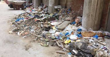 قارئة تشكو تلال القمامة بالإسكندرية وتطالب بتوفير صناديق لجمعها