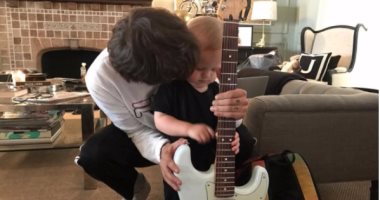 لويس توملينسون يعلم ابنه فريدى اللعب على الجيتار