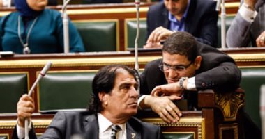 رئيس البرلمان يلوم النواب المتواجدين بالبهو الفرعونى بعد تركهم الجلسة