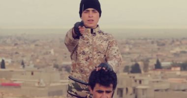 بالصور.. أطفال داعش الأجانب يعدمون 4 رجال ذبحا وآخر بالرصاص