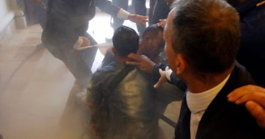 بالصور.. اشتباكات عنيفة بين أنصار رئيس فنزويلا وبرلمانيين داخل مجلس النواب