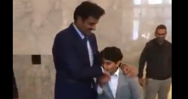 بالفيديو.. "تميم" يُعلم أطفال قطر تقبيل يده ويعيد المشهد لتلتقطه الكاميرات
