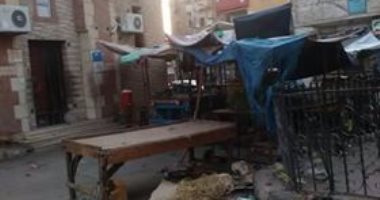 القمامة تنتشر أمام مسجد الشيخ مياس فى أبو تشت بقنا والمصلون يشتكون