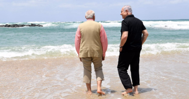 بالفيديو..نتنياهو ورئيس وزراء الهند يسيران حافيان القدمين على شواطىء حيفا
