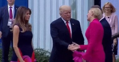 بالفيديو.. زوجة الرئيس البولندى تتجاهل مصافحة "ترامب" 