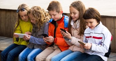 فى ظل انتشار كورونا.. كيف تجعل طفلك يستخدم الموبايل بطريقة صحيحة ومفيدة