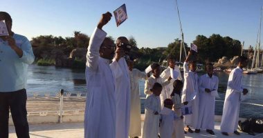 أبناء أسوان يحتفلون باليوم العالمى لـ"النوبة" فى المراكب واللانشات النيلية