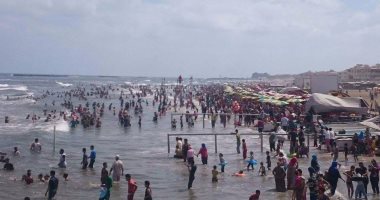 بالصور.. تزايد الإقبال على شواطئ رأس البر.. وإنقاذ 62 شخصًا من الغرق