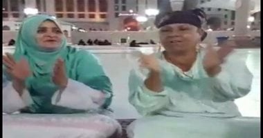 بالفيديو.. معتمرات مصريات يغنين مدائح نبوية فى ساحة الحرم المدنى