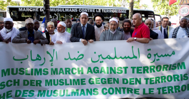 بالصور.. رجال دين ينظمون مسيرة ضد الإرهاب فى فرنسا