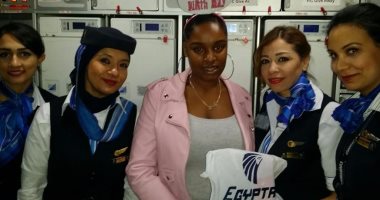 مصر للطيران تحتفل بعيد ميلاد راكبة إنجليزية  