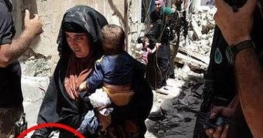 تليجراف تنشر صورة مخيفة لانتحارية تحمل طفلا قبل دقائق من تفجير نفسها